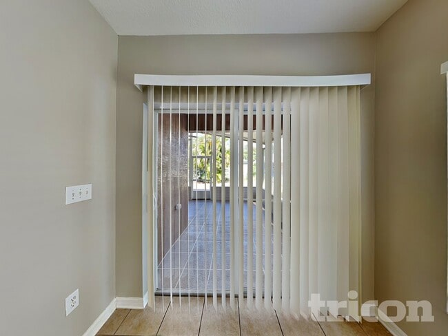 Foto del edificio - 6137 Skylarkcrest Dr