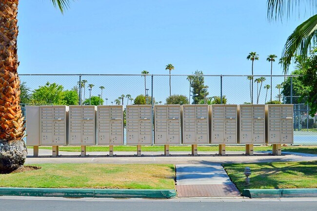 Building Photo - "Chic Palm Springs Condo: 2-Bed, 2-Bath Re...