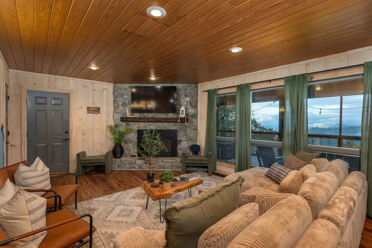 Primary Photo - 401 Lookout Dr