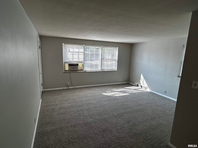 Foto del edificio - 715 W Ridge Rd