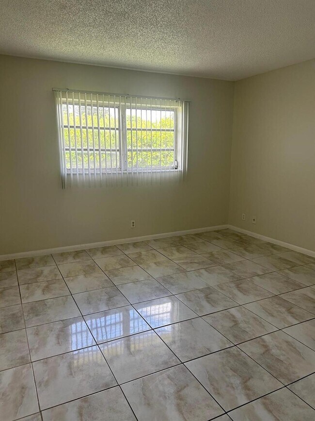 Foto del edificio - 2060 NW 81st Ave