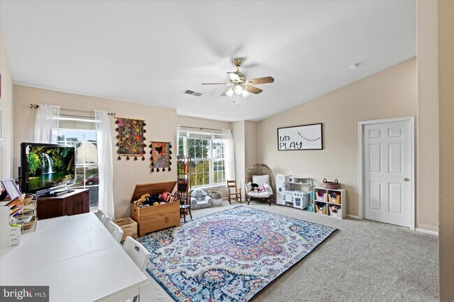 Foto del edificio - 9 Fairbanks Ct