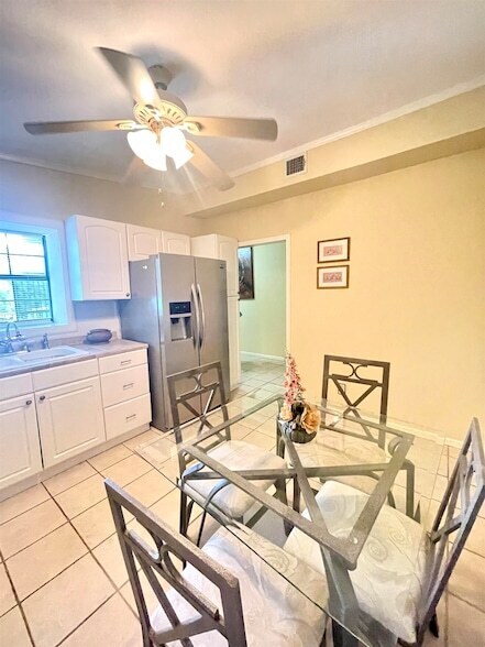 Foto del edificio - 406 Longshadow Rd