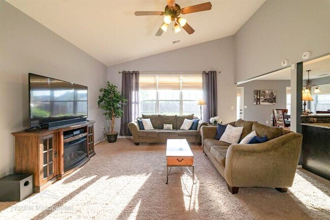 Building Photo - Newer home with beautiful finishes on the ...