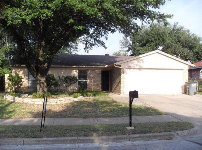 Primary Photo - 7209 Meadowbrook Dr