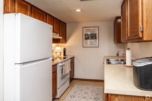 3 habitaciones, 1 baño - 1100 pies cuadrados - Cocina - Newton Pointe Apartments