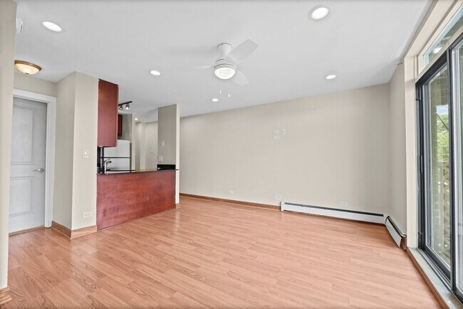 Foto del edificio - 3900 N Pine Grove Ave