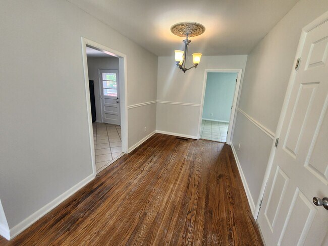 Foto del edificio - Beautiful 3 bedroom 1 bath with attached g...