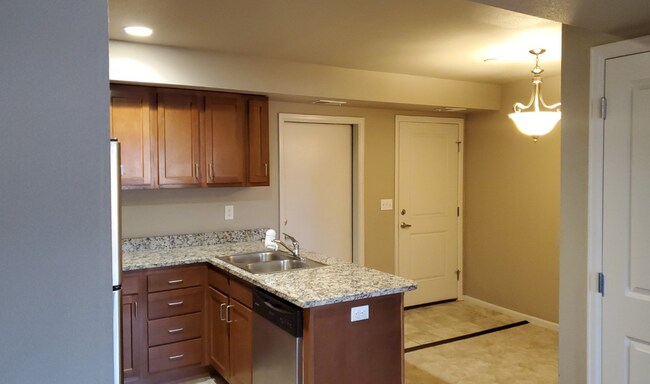 Building Photo - Newer 2BR/2.5BA in Englewood Townhouse wit...