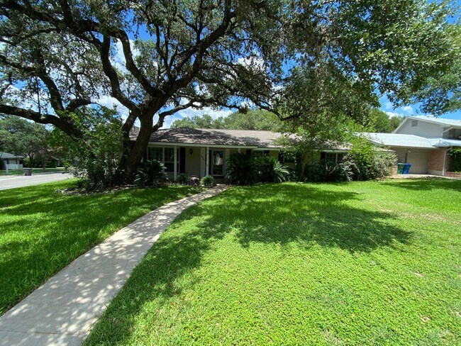 Building Photo - July Move-In Special - Fabulous 4/2 single...