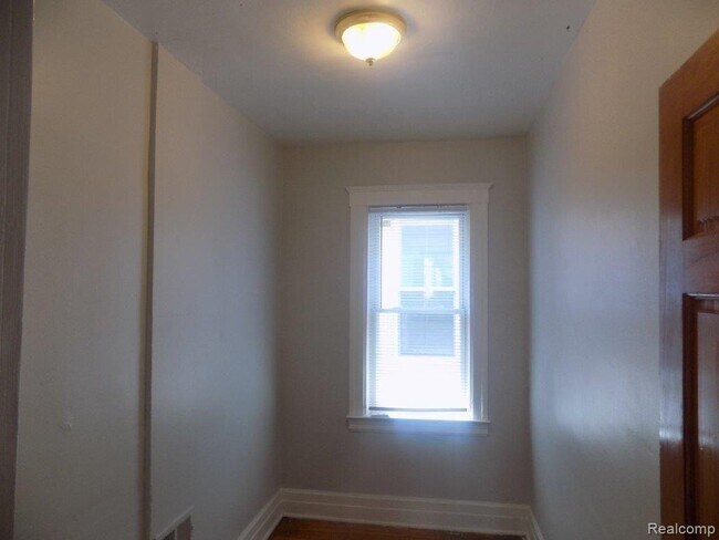 Building Photo - 2331 Caniff St