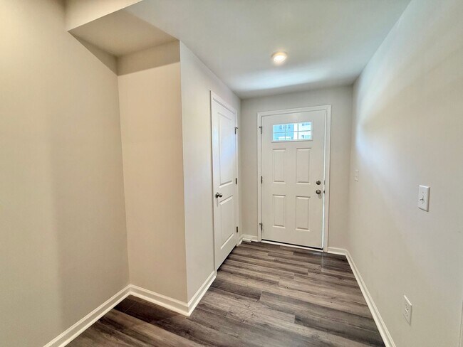 Foto del edificio - Stunning 3BD, 2.5BA End Unit Zebulon Townh...