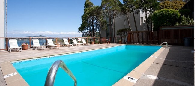 Piscina - Sausalito Towers