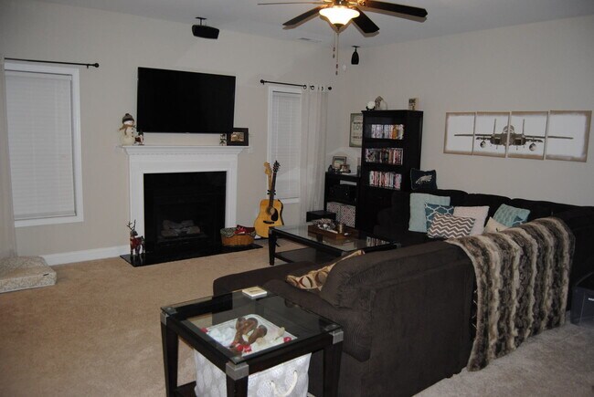 Foto del edificio - Spacious 4-Bedroom Home with Loft, New Carpet & Private Cul-de-Sac Location