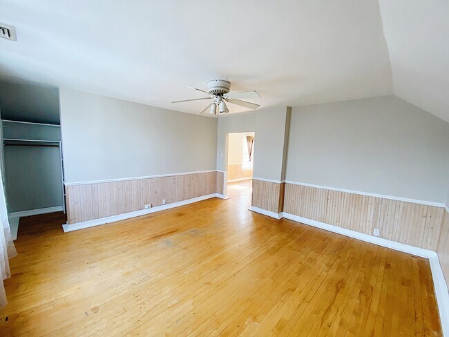 Building Photo - Beautiful River West 2BD Upper Unit with B...