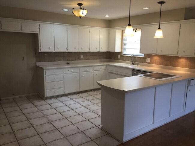 Building Photo - Beautiful 3 Bed 2 Bath 2 Car Garage