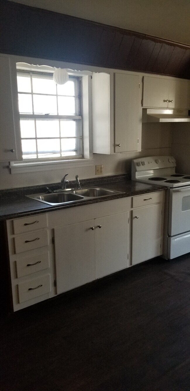 Kitchen - 89 James Ln
