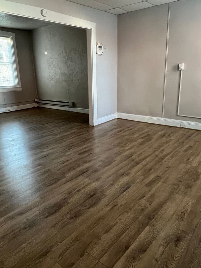 Building Photo - Remodeled 2BR house with courtyard