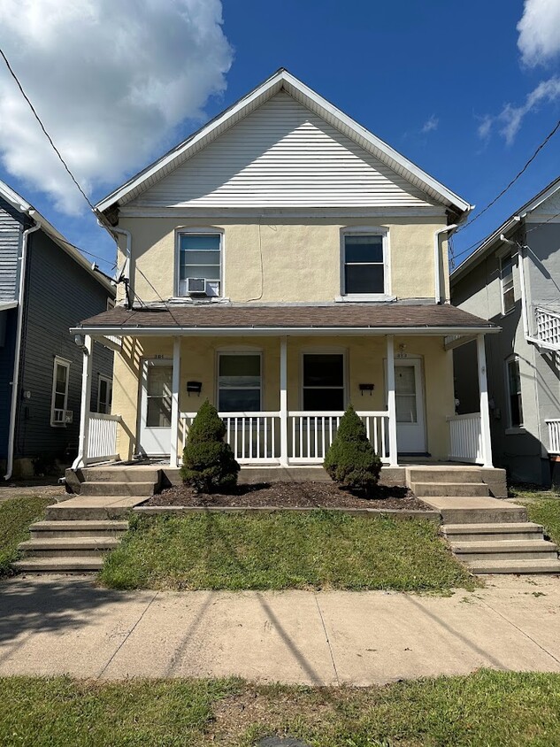 Foto principal - 383 E 5th St