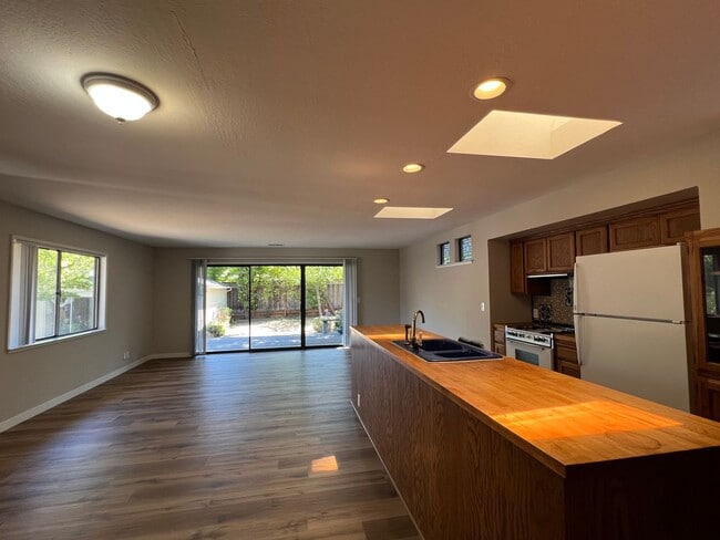 Building Photo - Charming 2-bedroom Menlo Park Cottage