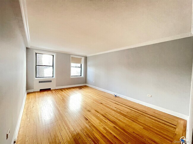 Foto del edificio - 321 Larchmont Acres