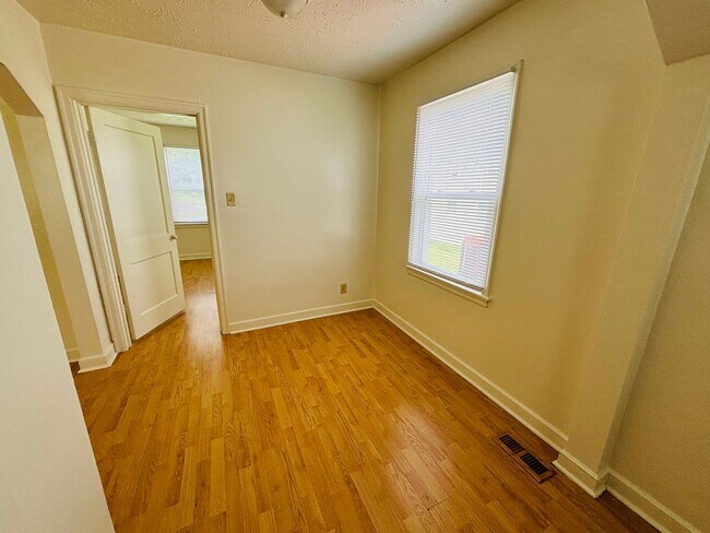 Building Photo - 2 Bedroom, 1 Bath House