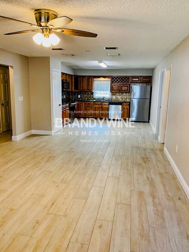 Building Photo - ***Move in Special*** NEWLY RENOVATED!