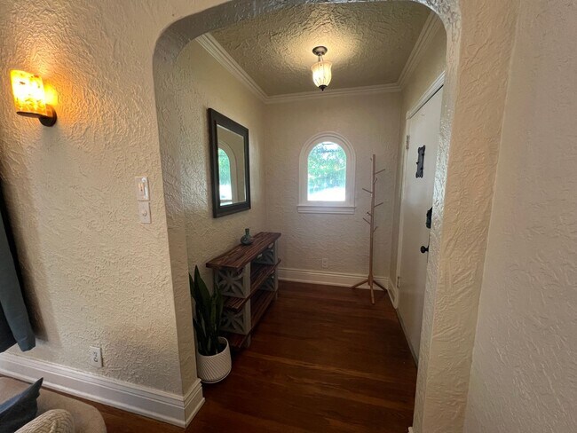 Foto del edificio - Charming 3 Bedroom 2 Bathroom House locate...