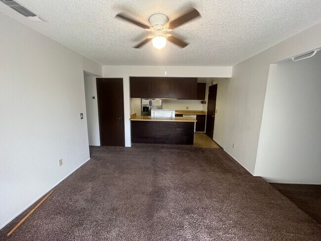 Foto del edificio - Clean 2 Bedroom, 1 Bath, 917 sqft., 1/2 Plex in Twin Rivers Sacramento