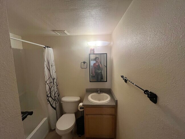 Building Photo - 1405 Broadway St