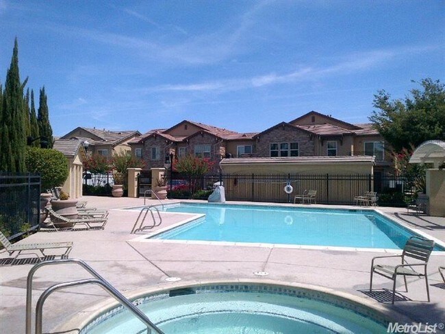 Building Photo - 3301 N Park Dr