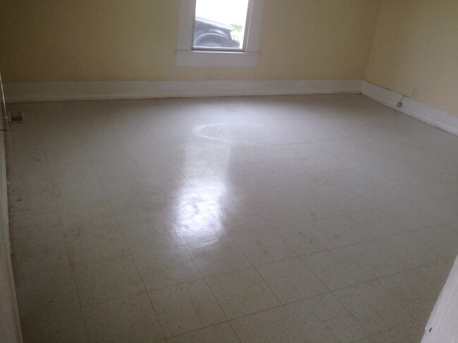 lliving room - 602 Wilkes Blvd