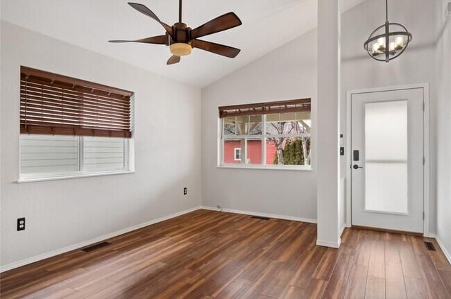 Foto del edificio - 4722 Sonoma St