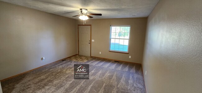 Área de estar - 106 S Maple St