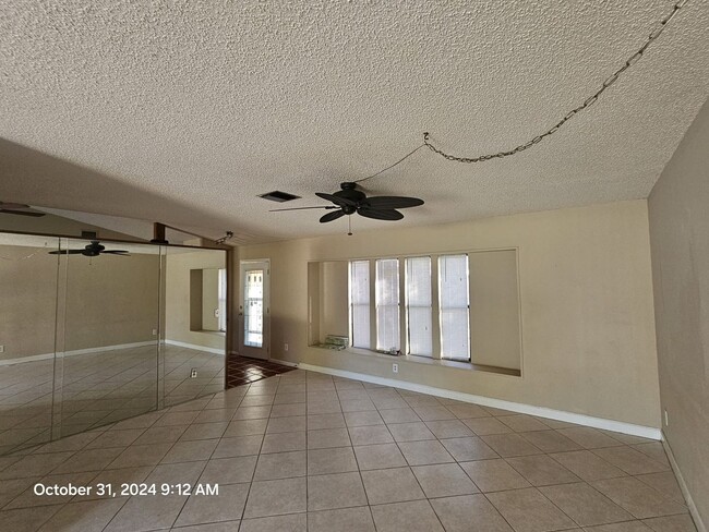 Foto del edificio - ***Unique 1/2 Acres Fenced Pool Home ***