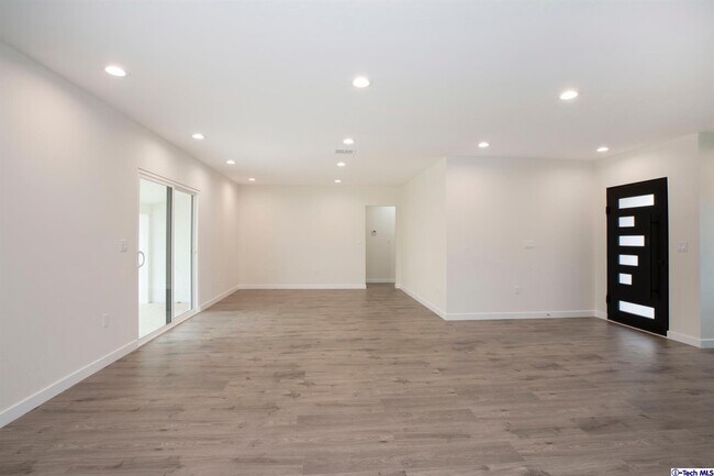 Foto del edificio - 10422 Woodley Ave