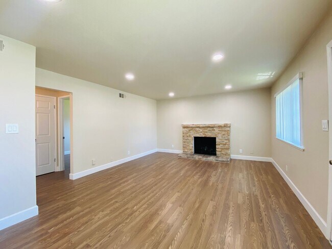 Building Photo - $1,650 Peach and Shaw, Charming 2 Bedroom ...