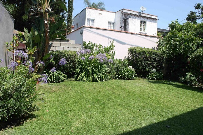 Building Photo - 1053 Masselin Ave