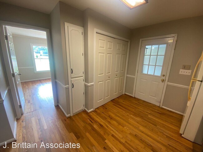 Building Photo - 3 br, 2.5 bath House - 1302 Primrose Place
