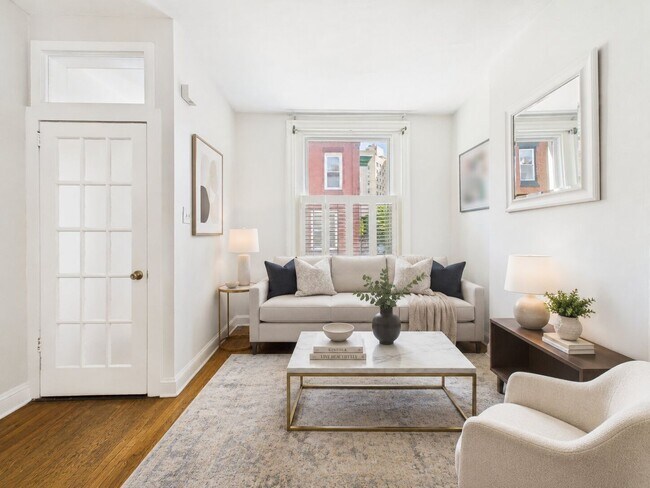Building Photo - SEPTEMBER 10 Large FAIRMOUNT TOWNHOUSE - private patio