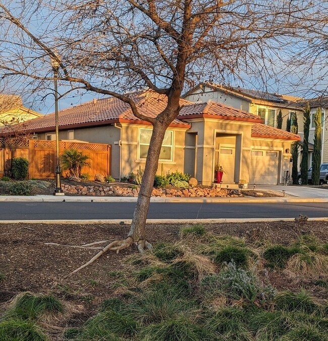 Foto del edificio - Gorgeous 3 Bedroom + Office with SOLAR in ...