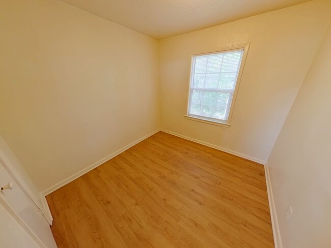 Building Photo - 1606 1/2 S Martinson