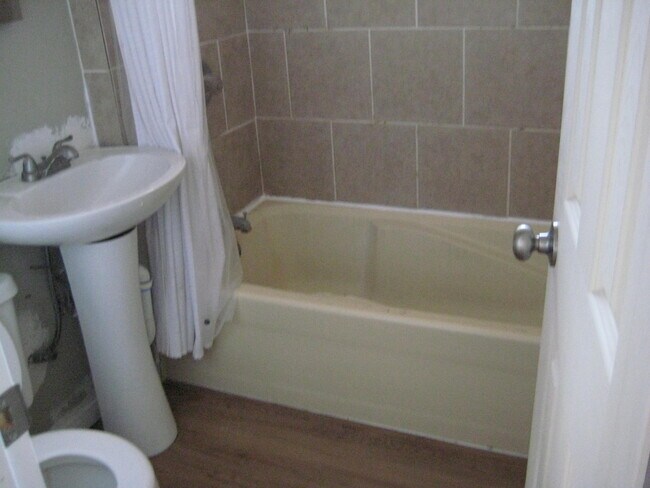 Building Photo - 253 Leighton Dr