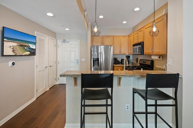 Foto del edificio - Beautiful Furnished Top Floor Unit