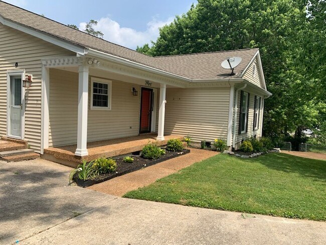 Foto del edificio - 3 Bedroom, 2 Bathroom w/ Covered Deck on Large Lot