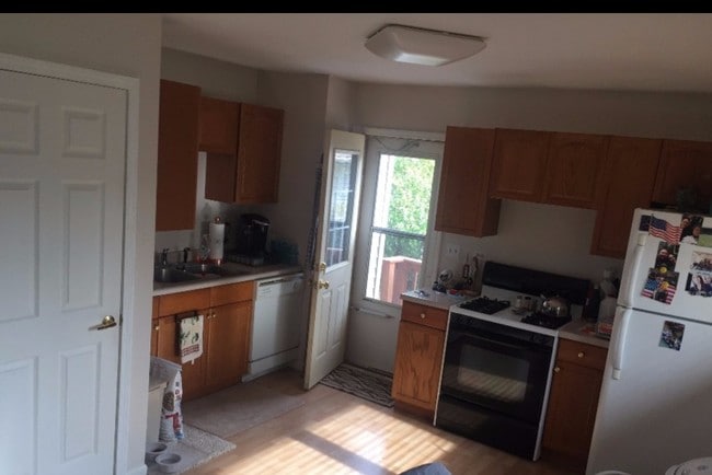 Kitchen/Dinette - 107 Woody Way