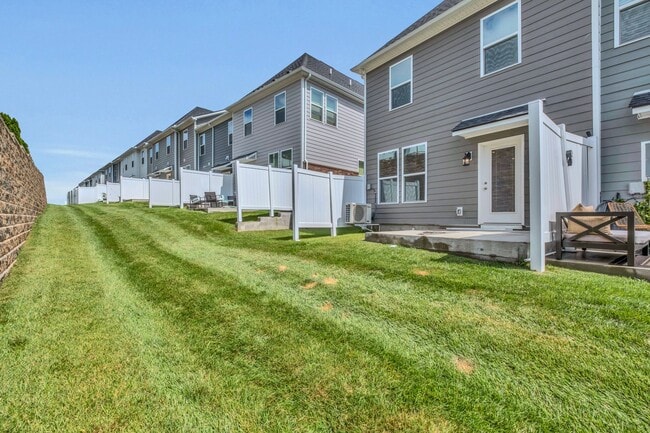 Building Photo - 3 bed/2.5 bath townhome in Tulip Hills wit...