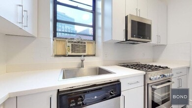 Building Photo - 166 W 72nd St
