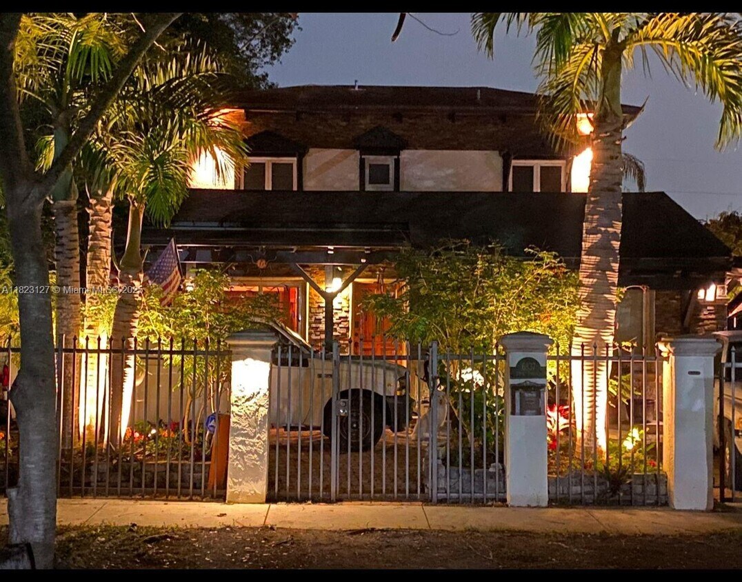Foto principal - 6837 SW 39th Terrace
