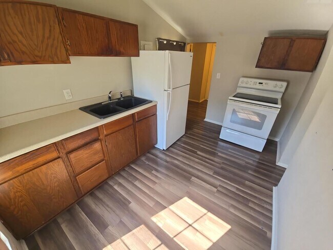 Foto del edificio - Cozy 2-Bedroom Home with Large Yard & Stor...